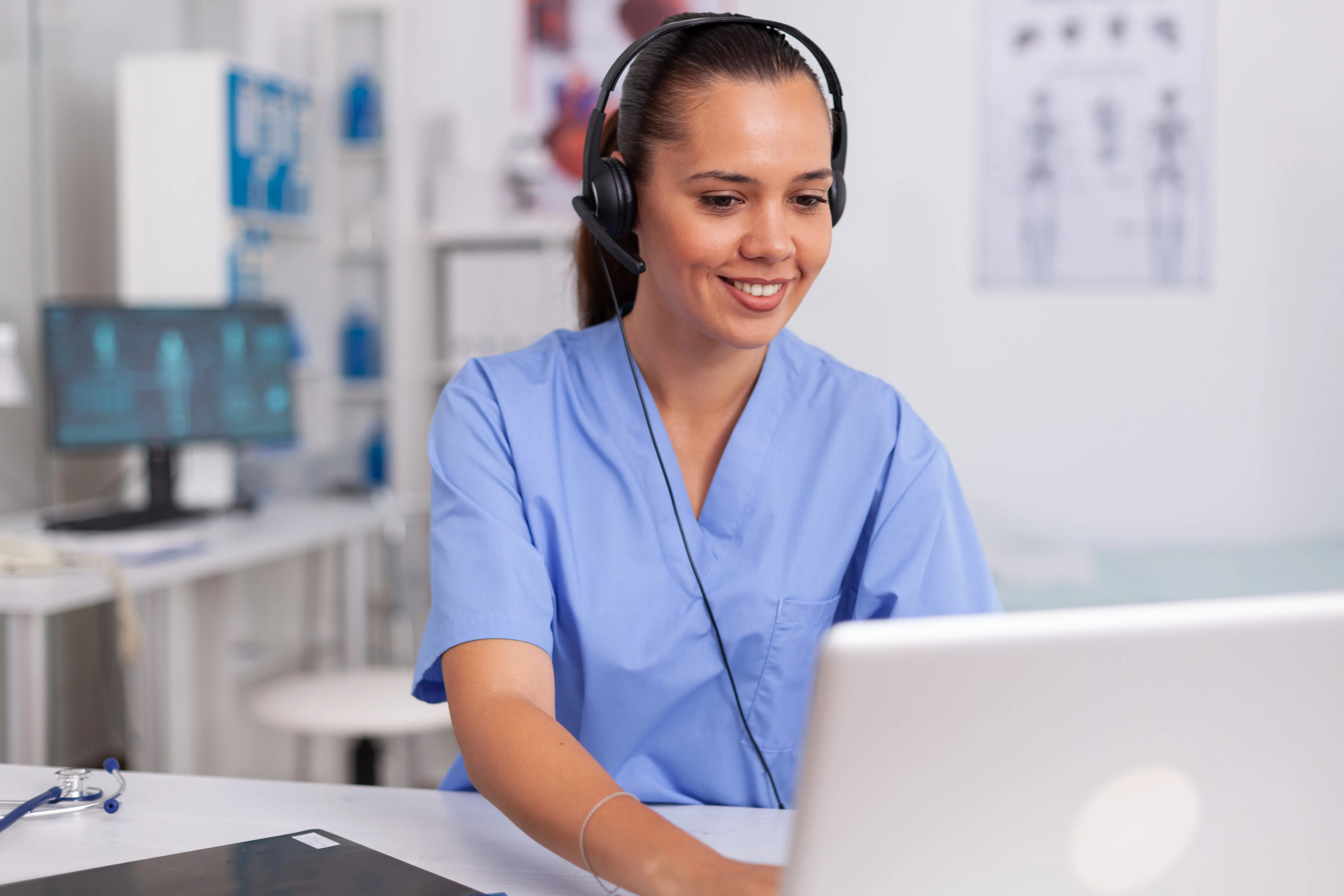 Medical staff talking with patient segurosHn_seguros_seguros-gastos-medicos